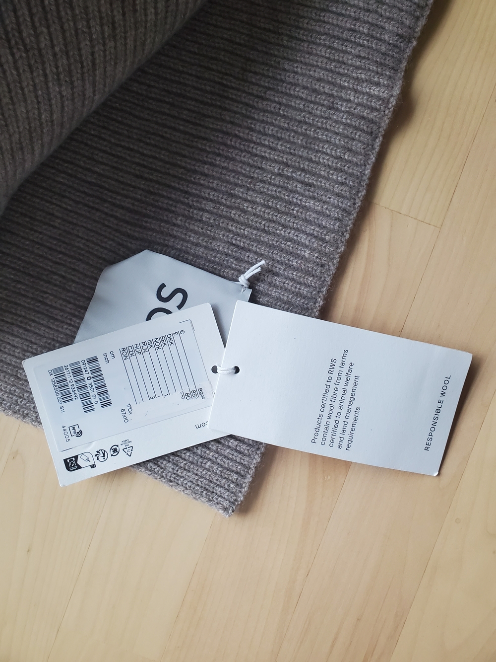 COS Ribbed Wool Cashmere Scarf - Picture 7 of 8